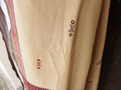 Il termine phulkari significa ‘lavoro floreale’ ed è dovuto alla ricchezza dei disegni che venivano ricamati dalle donne su questi ampi scialli. Di solito, una buona parte dello sfondo di tela rimaneva visibile negli scialli usati con maggiore frequenza. I phulkari riservati alle occasioni speciali si chiamavano invece bagh, ‘giardino’, ed avevano l’intera superficie dello sfondo ricoperta da ricami rilucenti che rendevano invisibile la base del tessuto.