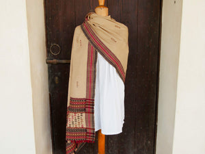 Il termine phulkari significa ‘lavoro floreale’ ed è dovuto alla ricchezza dei disegni che venivano ricamati dalle donne su questi ampi scialli. Di solito, una buona parte dello sfondo di tela rimaneva visibile negli scialli usati con maggiore frequenza. I phulkari riservati alle occasioni speciali si chiamavano invece bagh, ‘giardino’, ed avevano l’intera superficie dello sfondo ricoperta da ricami rilucenti che rendevano invisibile la base del tessuto.