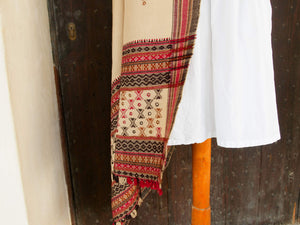 Il termine phulkari significa ‘lavoro floreale’ ed è dovuto alla ricchezza dei disegni che venivano ricamati dalle donne su questi ampi scialli. Di solito, una buona parte dello sfondo di tela rimaneva visibile negli scialli usati con maggiore frequenza. I phulkari riservati alle occasioni speciali si chiamavano invece bagh, ‘giardino’, ed avevano l’intera superficie dello sfondo ricoperta da ricami rilucenti che rendevano invisibile la base del tessuto.