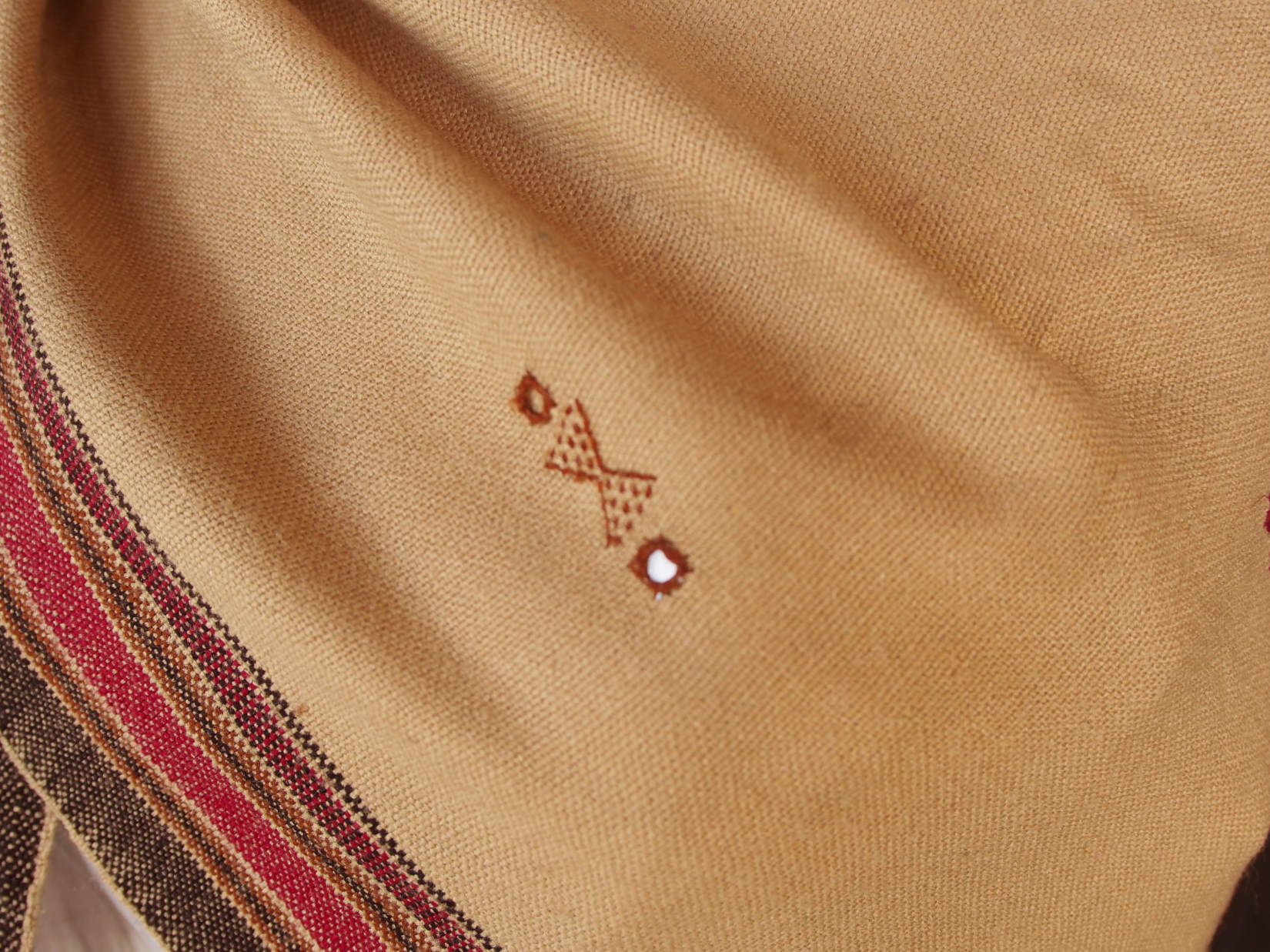 Il termine phulkari significa ‘lavoro floreale’ ed è dovuto alla ricchezza dei disegni che venivano ricamati dalle donne su questi ampi scialli. Di solito, una buona parte dello sfondo di tela rimaneva visibile negli scialli usati con maggiore frequenza. I phulkari riservati alle occasioni speciali si chiamavano invece bagh, ‘giardino’, ed avevano l’intera superficie dello sfondo ricoperta da ricami rilucenti che rendevano invisibile la base del tessuto.