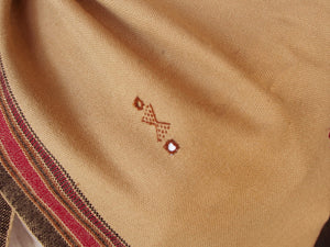 Il termine phulkari significa ‘lavoro floreale’ ed è dovuto alla ricchezza dei disegni che venivano ricamati dalle donne su questi ampi scialli. Di solito, una buona parte dello sfondo di tela rimaneva visibile negli scialli usati con maggiore frequenza. I phulkari riservati alle occasioni speciali si chiamavano invece bagh, ‘giardino’, ed avevano l’intera superficie dello sfondo ricoperta da ricami rilucenti che rendevano invisibile la base del tessuto.