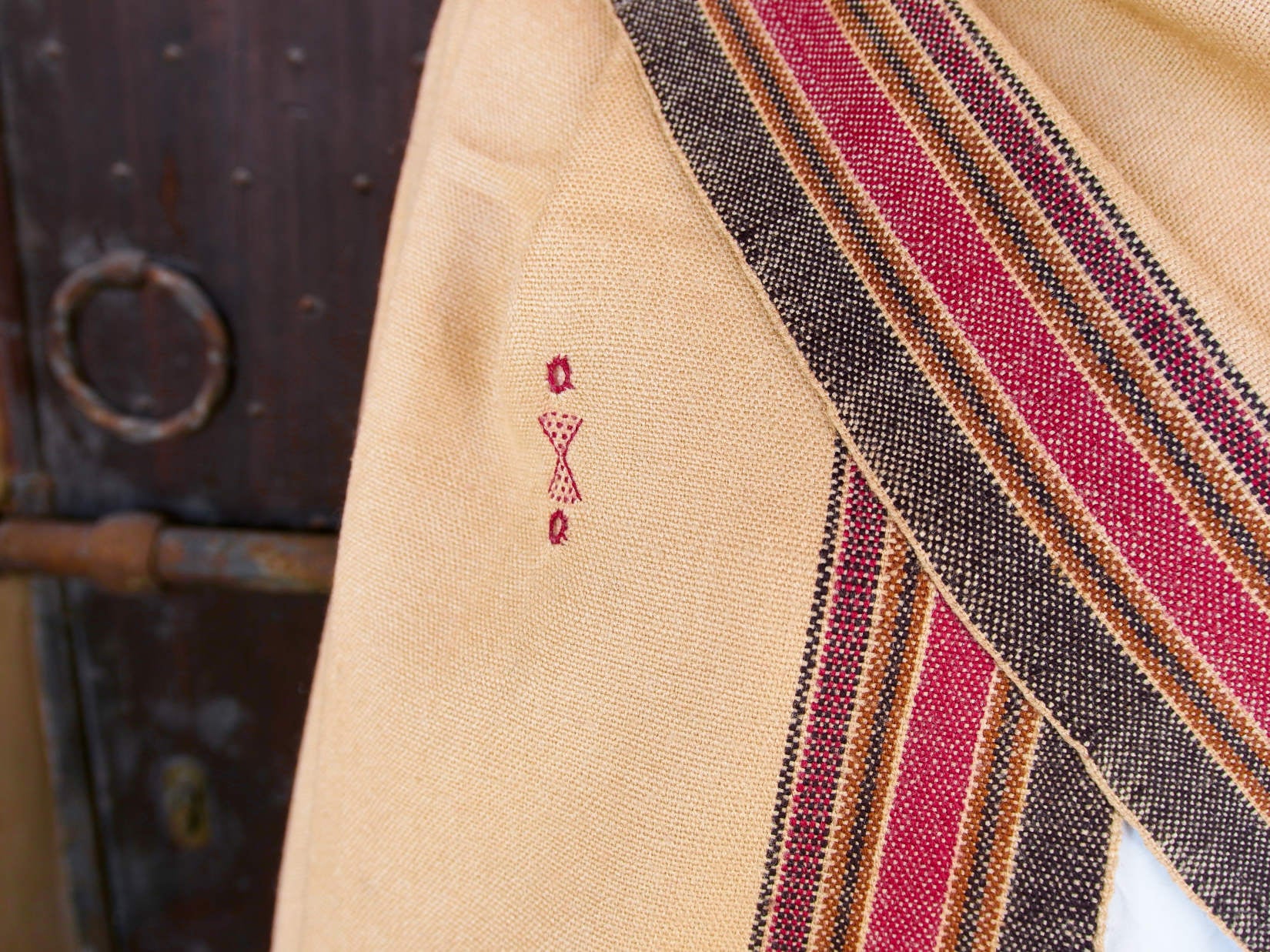 Il termine phulkari significa ‘lavoro floreale’ ed è dovuto alla ricchezza dei disegni che venivano ricamati dalle donne su questi ampi scialli. Di solito, una buona parte dello sfondo di tela rimaneva visibile negli scialli usati con maggiore frequenza. I phulkari riservati alle occasioni speciali si chiamavano invece bagh, ‘giardino’, ed avevano l’intera superficie dello sfondo ricoperta da ricami rilucenti che rendevano invisibile la base del tessuto.