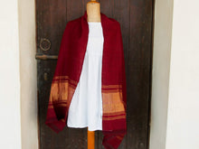 Carica l&#39;immagine nel visualizzatore di Gallery, scialle , stola indiana in cotone di alta grammatura . buono per inverno e mezza stagione . come pareo o sciarpa .  organic cotton 100%