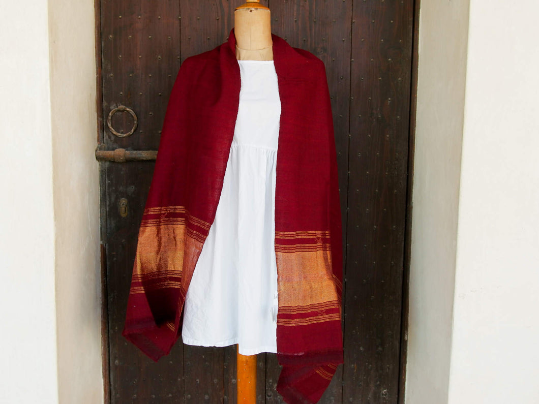 scialle , stola indiana in cotone di alta grammatura . buono per inverno e mezza stagione . come pareo o sciarpa .  organic cotton 100%