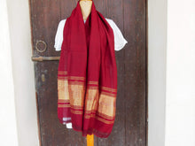 Carica l&#39;immagine nel visualizzatore di Gallery, scialle , stola indiana in cotone di alta grammatura . buono per inverno e mezza stagione . come pareo o sciarpa .  organic cotton 100%