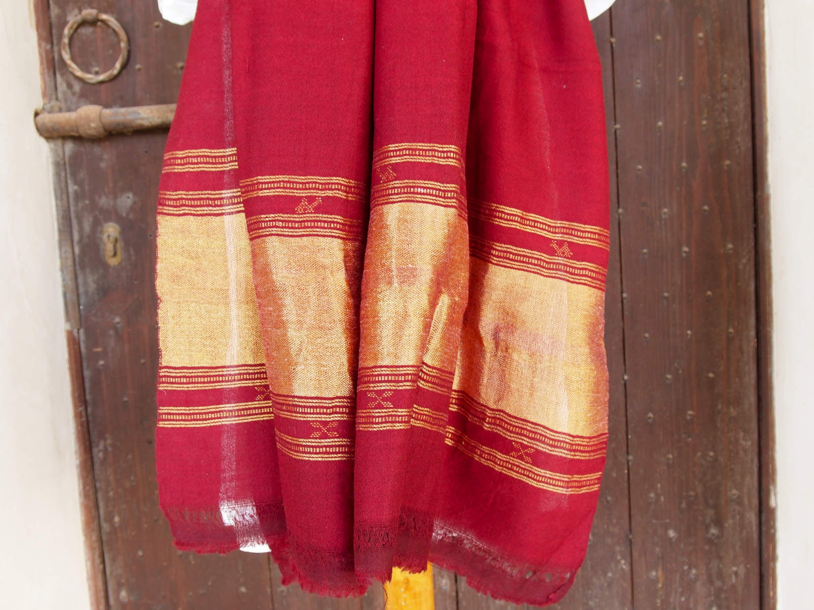 scialle , stola indiana in cotone di alta grammatura . buono per inverno e mezza stagione . come pareo o sciarpa .  organic cotton 100%