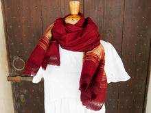 Carica l&#39;immagine nel visualizzatore di Gallery, scialle , stola indiana in cotone di alta grammatura . buono per inverno e mezza stagione . come pareo o sciarpa .  organic cotton 100%