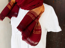 Carica l&#39;immagine nel visualizzatore di Gallery, scialle , stola indiana in cotone di alta grammatura . buono per inverno e mezza stagione . come pareo o sciarpa .  organic cotton 100%
