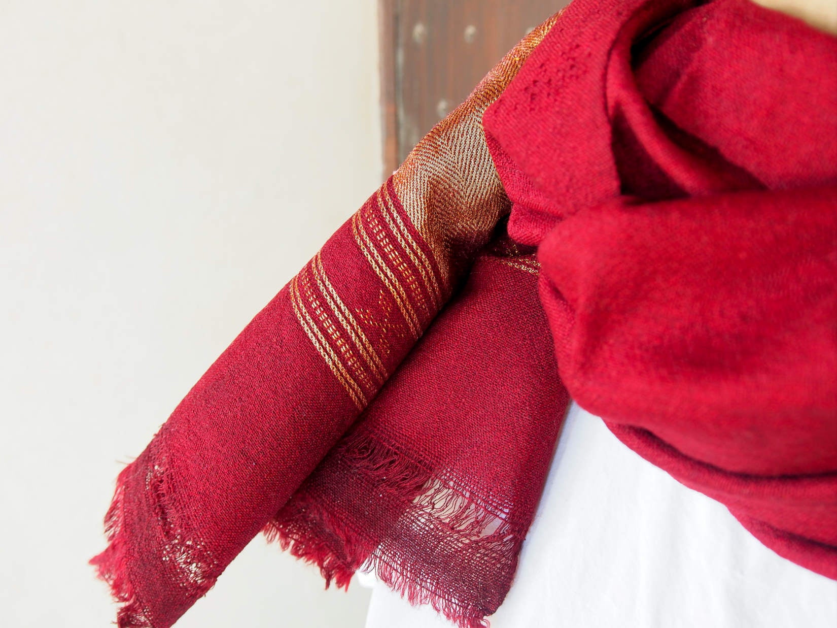 scialle , stola indiana in cotone di alta grammatura . buono per inverno e mezza stagione . come pareo o sciarpa .  organic cotton 100%