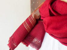 Carica l&#39;immagine nel visualizzatore di Gallery, scialle , stola indiana in cotone di alta grammatura . buono per inverno e mezza stagione . come pareo o sciarpa .  organic cotton 100%
