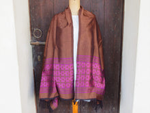 Carica l&#39;immagine nel visualizzatore di Gallery, stola , scialle ... seta misto cotone . lavorato a telaio tinto in filo .  usato anche come tessuto d&#39;arredo se appeso a parete o tavaglia .  pezzo unico ,  80 x 210 cm   essendo fatta a telaio non è uno scialle leggero , adatto quindi tutte le stagioni pur essendo composto da seta e cotone .