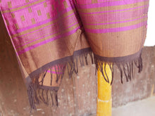 Carica l&#39;immagine nel visualizzatore di Gallery, stola , scialle ... seta misto cotone . lavorato a telaio tinto in filo .  usato anche come tessuto d&#39;arredo se appeso a parete o tavaglia .  pezzo unico ,  80 x 210 cm   essendo fatta a telaio non è uno scialle leggero , adatto quindi tutte le stagioni pur essendo composto da seta e cotone .