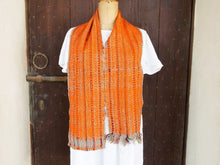 Carica l&#39;immagine nel visualizzatore di Gallery, Il termine &quot;Khadi&quot; è usato per la filato a mano e il tessuto a mano in India.  È un tessuto versatile, fresco in estate e caldo in inverno. Poiché questo tessuto è tessuto a mano con filati a mano non è strettamente intrecciato come i tessuti del telaio di potenza. 