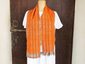 Il termine "Khadi" è usato per la filato a mano e il tessuto a mano in India.  È un tessuto versatile, fresco in estate e caldo in inverno. Poiché questo tessuto è tessuto a mano con filati a mano non è strettamente intrecciato come i tessuti del telaio di potenza. 
