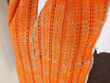 Carica l&#39;immagine nel visualizzatore di Gallery, Il termine &quot;Khadi&quot; è usato per la filato a mano e il tessuto a mano in India.  È un tessuto versatile, fresco in estate e caldo in inverno. Poiché questo tessuto è tessuto a mano con filati a mano non è strettamente intrecciato come i tessuti del telaio di potenza. 