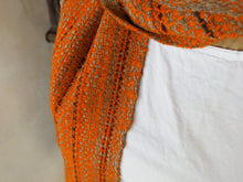 Carica l&#39;immagine nel visualizzatore di Gallery, Il termine &quot;Khadi&quot; è usato per la filato a mano e il tessuto a mano in India.  È un tessuto versatile, fresco in estate e caldo in inverno. Poiché questo tessuto è tessuto a mano con filati a mano non è strettamente intrecciato come i tessuti del telaio di potenza. 