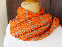 Carica l&#39;immagine nel visualizzatore di Gallery, Il termine &quot;Khadi&quot; è usato per la filato a mano e il tessuto a mano in India.  È un tessuto versatile, fresco in estate e caldo in inverno. Poiché questo tessuto è tessuto a mano con filati a mano non è strettamente intrecciato come i tessuti del telaio di potenza. 