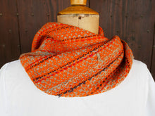 Carica l&#39;immagine nel visualizzatore di Gallery, Il termine &quot;Khadi&quot; è usato per la filato a mano e il tessuto a mano in India.  È un tessuto versatile, fresco in estate e caldo in inverno. Poiché questo tessuto è tessuto a mano con filati a mano non è strettamente intrecciato come i tessuti del telaio di potenza. 