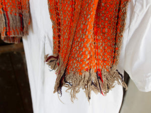 Il termine "Khadi" è usato per la filato a mano e il tessuto a mano in India.  È un tessuto versatile, fresco in estate e caldo in inverno. Poiché questo tessuto è tessuto a mano con filati a mano non è strettamente intrecciato come i tessuti del telaio di potenza. 