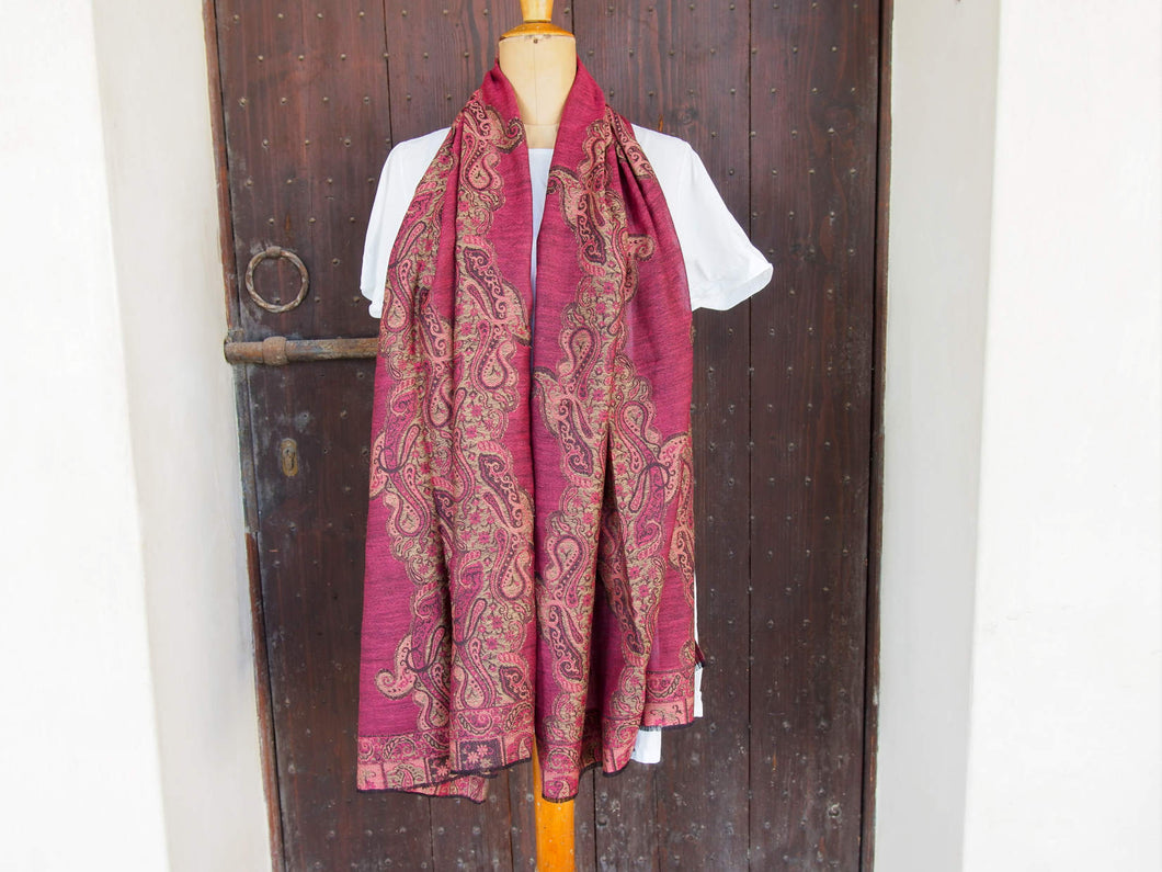  scialle jamawar o kaani . 75 x 200 cm tipica lavorazione del nord india / nepal . lana finissima per formare trasparenza ed effetto double faces .