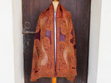 Carica l&#39;immagine nel visualizzatore di Gallery, Questi scialli erano un capo alla moda di abbigliamento femminile nel XIX secolo in lana intrecciata e delicata Sebbene noto come modello Paisley, il motivo a goccia ha origine dalla Persia e dal Kashmir, diventando popolare in Europa e in Inghilterra.