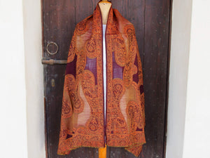 Questi scialli erano un capo alla moda di abbigliamento femminile nel XIX secolo in lana intrecciata e delicata Sebbene noto come modello Paisley, il motivo a goccia ha origine dalla Persia e dal Kashmir, diventando popolare in Europa e in Inghilterra.
