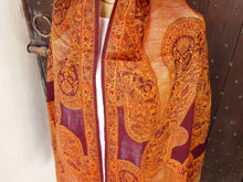 Carica l&#39;immagine nel visualizzatore di Gallery, Questi scialli erano un capo alla moda di abbigliamento femminile nel XIX secolo in lana intrecciata e delicata Sebbene noto come modello Paisley, il motivo a goccia ha origine dalla Persia e dal Kashmir, diventando popolare in Europa e in Inghilterra.