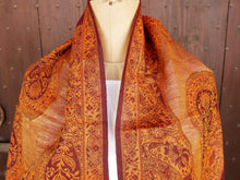 Carica l&#39;immagine nel visualizzatore di Gallery, Questi scialli erano un capo alla moda di abbigliamento femminile nel XIX secolo in lana intrecciata e delicata Sebbene noto come modello Paisley, il motivo a goccia ha origine dalla Persia e dal Kashmir, diventando popolare in Europa e in Inghilterra.