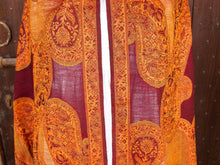 Carica l&#39;immagine nel visualizzatore di Gallery, Questi scialli erano un capo alla moda di abbigliamento femminile nel XIX secolo in lana intrecciata e delicata Sebbene noto come modello Paisley, il motivo a goccia ha origine dalla Persia e dal Kashmir, diventando popolare in Europa e in Inghilterra.