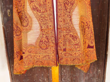 Carica l&#39;immagine nel visualizzatore di Gallery, Questi scialli erano un capo alla moda di abbigliamento femminile nel XIX secolo in lana intrecciata e delicata Sebbene noto come modello Paisley, il motivo a goccia ha origine dalla Persia e dal Kashmir, diventando popolare in Europa e in Inghilterra.
