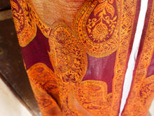 Carica l&#39;immagine nel visualizzatore di Gallery, Questi scialli erano un capo alla moda di abbigliamento femminile nel XIX secolo in lana intrecciata e delicata Sebbene noto come modello Paisley, il motivo a goccia ha origine dalla Persia e dal Kashmir, diventando popolare in Europa e in Inghilterra.