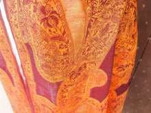 Carica l&#39;immagine nel visualizzatore di Gallery, Questi scialli erano un capo alla moda di abbigliamento femminile nel XIX secolo in lana intrecciata e delicata Sebbene noto come modello Paisley, il motivo a goccia ha origine dalla Persia e dal Kashmir, diventando popolare in Europa e in Inghilterra.