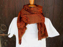 Carica l&#39;immagine nel visualizzatore di Gallery, Questi scialli erano un capo alla moda di abbigliamento femminile nel XIX secolo in lana intrecciata e delicata Sebbene noto come modello Paisley, il motivo a goccia ha origine dalla Persia e dal Kashmir, diventando popolare in Europa e in Inghilterra.