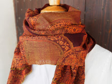 Carica l&#39;immagine nel visualizzatore di Gallery, Questi scialli erano un capo alla moda di abbigliamento femminile nel XIX secolo in lana intrecciata e delicata Sebbene noto come modello Paisley, il motivo a goccia ha origine dalla Persia e dal Kashmir, diventando popolare in Europa e in Inghilterra.