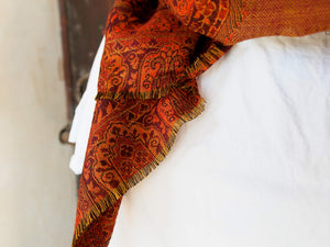Questi scialli erano un capo alla moda di abbigliamento femminile nel XIX secolo in lana intrecciata e delicata Sebbene noto come modello Paisley, il motivo a goccia ha origine dalla Persia e dal Kashmir, diventando popolare in Europa e in Inghilterra.