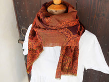 Carica l&#39;immagine nel visualizzatore di Gallery, Questi scialli erano un capo alla moda di abbigliamento femminile nel XIX secolo in lana intrecciata e delicata Sebbene noto come modello Paisley, il motivo a goccia ha origine dalla Persia e dal Kashmir, diventando popolare in Europa e in Inghilterra.