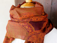 Carica l&#39;immagine nel visualizzatore di Gallery, Questi scialli erano un capo alla moda di abbigliamento femminile nel XIX secolo in lana intrecciata e delicata Sebbene noto come modello Paisley, il motivo a goccia ha origine dalla Persia e dal Kashmir, diventando popolare in Europa e in Inghilterra.