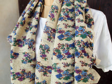 Carica l&#39;immagine nel visualizzatore di Gallery, scialle indiano in lana goffrata, lavorata interamente a mano, dalla filatura alla tinta con coloranti vegetali  peso 180grammi, dimensioni circa 65x200cm   