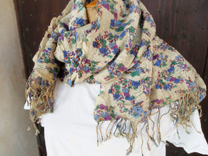 scialle indiano in lana goffrata, lavorata interamente a mano, dalla filatura alla tinta con coloranti vegetali  peso 180grammi, dimensioni circa 65x200cm   