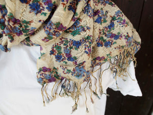 scialle indiano in lana goffrata, lavorata interamente a mano, dalla filatura alla tinta con coloranti vegetali  peso 180grammi, dimensioni circa 65x200cm   