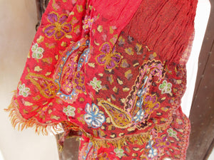 scialle in lana ricamato . lana elasticizzata , ricamo a mano a tema floreale .  più disegno tinto in filo in tramatura 