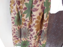 Carica l&#39;immagine nel visualizzatore di Gallery, scialle in lana disegno tinto in filo a tema floreale .