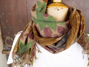 scialle in lana disegno tinto in filo a tema floreale .