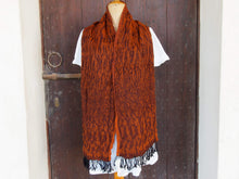 Carica l&#39;immagine nel visualizzatore di Gallery, scialle in lana misto cotone  sciarpa con fibre elasticizzate  doppia finitura , un lato viola scuro con estremità arancioni , un lato viola / arancio