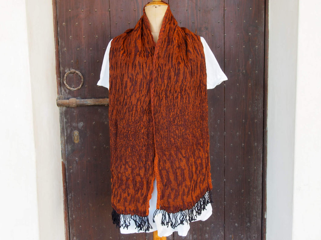 scialle in lana misto cotone  sciarpa con fibre elasticizzate  doppia finitura , un lato viola scuro con estremità arancioni , un lato viola / arancio