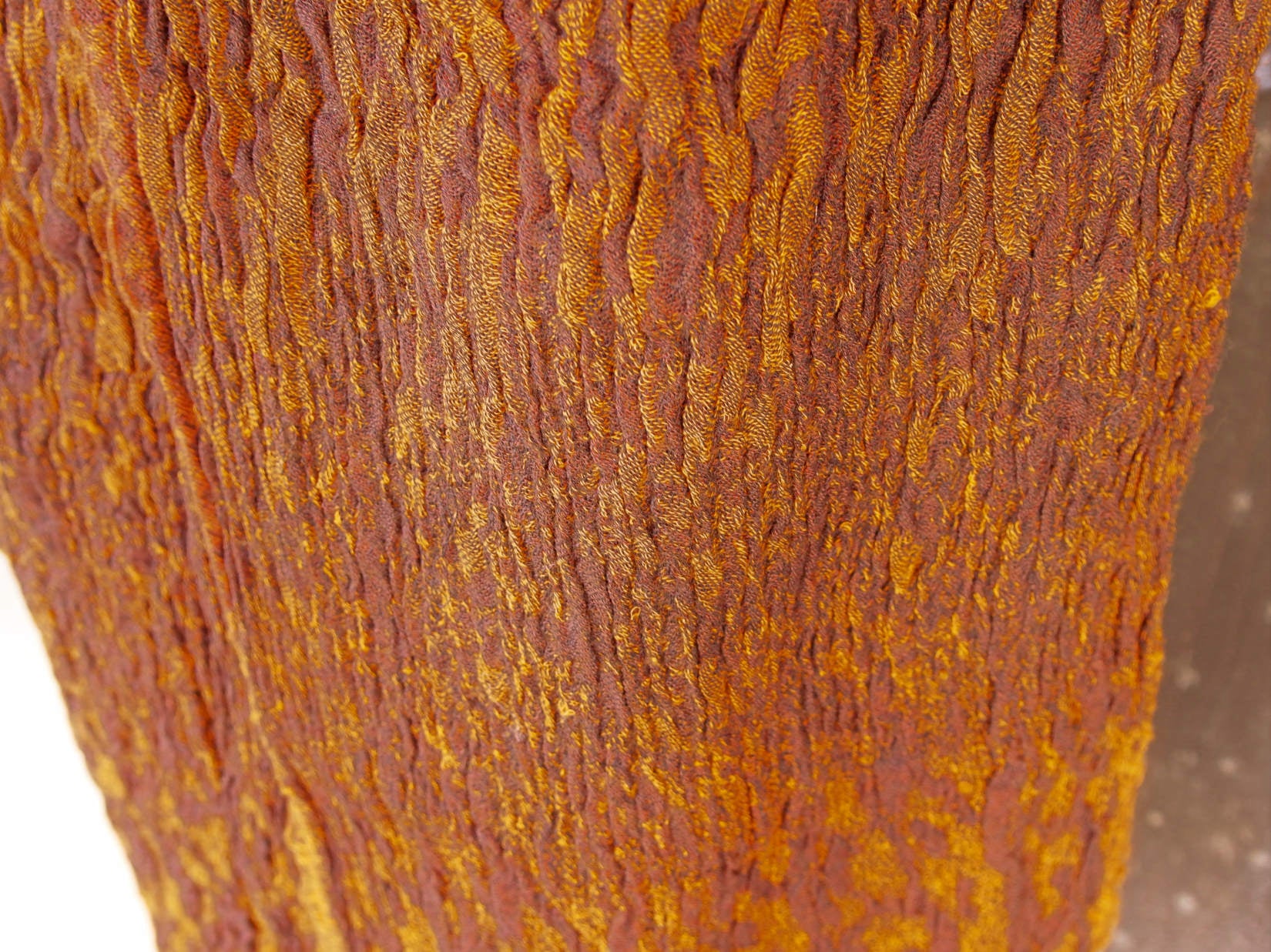 scialle in lana misto cotone  sciarpa con fibre elasticizzate  doppia finitura , un lato viola scuro con estremità arancioni , un lato viola / arancio