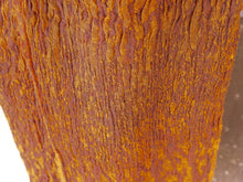 Carica l&#39;immagine nel visualizzatore di Gallery, scialle in lana misto cotone  sciarpa con fibre elasticizzate  doppia finitura , un lato viola scuro con estremità arancioni , un lato viola / arancio