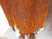 Carica l&#39;immagine nel visualizzatore di Gallery, scialle in lana misto cotone  sciarpa con fibre elasticizzate  doppia finitura , un lato viola scuro con estremità arancioni , un lato viola / arancio