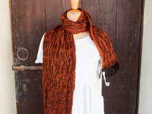 Carica l&#39;immagine nel visualizzatore di Gallery, scialle in lana misto cotone  sciarpa con fibre elasticizzate  doppia finitura , un lato viola scuro con estremità arancioni , un lato viola / arancio