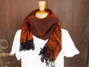 scialle in lana misto cotone  sciarpa con fibre elasticizzate  doppia finitura , un lato viola scuro con estremità arancioni , un lato viola / arancio